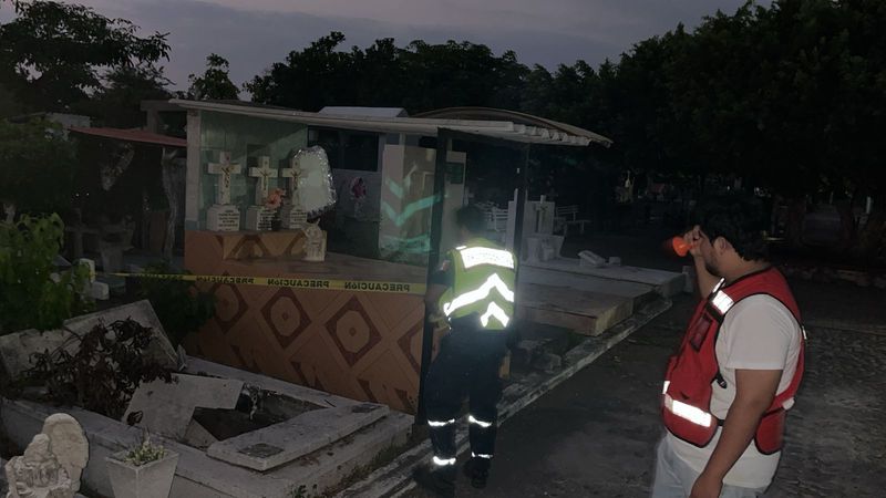 En este momento estás viendo Atienden presencia de enjambres y tumbas abiertas en Panteón de Tecomán