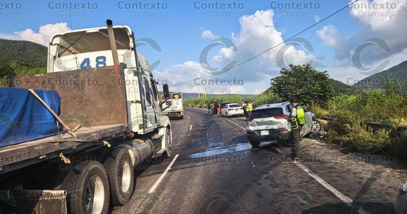 En este momento estás viendo Falla mecánica provoca choque entre SUV y sedán en la autopista Manzanillo–Colima