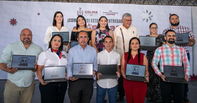 En este momento estás viendo Indira Vizcaíno entregó 575 laptops gratuitas a maestras y maestros de primaria, en Villa de Álvarez