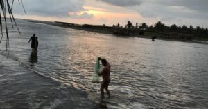 Lee más sobre el artículo Pescadores de Boca de Apiza organizan ‘Calentona de Pesca’ para reactivar la vida en la playa