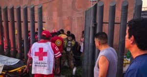 Lee más sobre el artículo Rescatan a trabajador que se desmayó dentro de una cisterna en el IMSS Tecomán