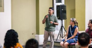 Lee más sobre el artículo Areck fusiona herbolaria y grabado en la exposición Raíz de Cura