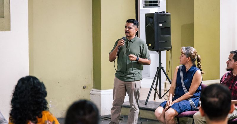 En este momento estás viendo Areck fusiona herbolaria y grabado en la exposición Raíz de Cura