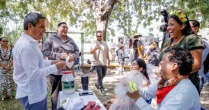 Lee más sobre el artículo Se suma rector de la UdeC a kermés de Día de Muertos con causa