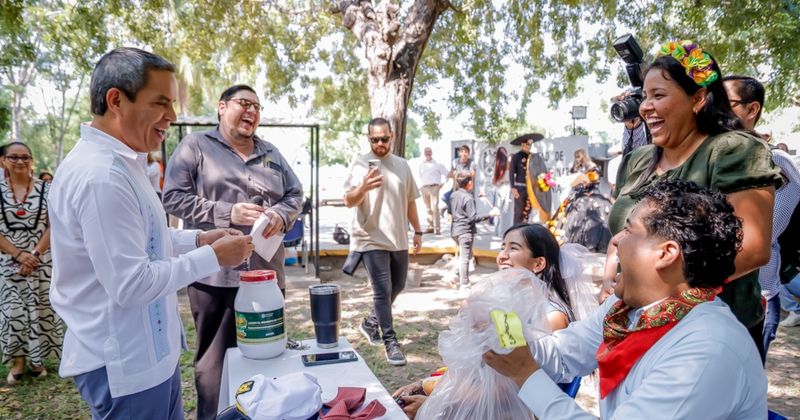 En este momento estás viendo Se suma rector de la UdeC a kermés de Día de Muertos con causa