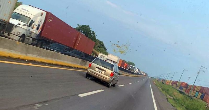 En este momento estás viendo Falta de planeación y reacción ante obras en la autopista Colima–Tecomán, señala el maestro Enrique Molinero