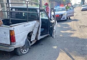 Lee más sobre el artículo Camioneta se impacta contra barda de empresa en Tecomán; un hombre resultó herido