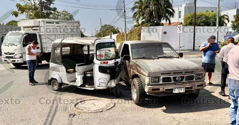 En este momento estás viendo Mujer resulta herida tras choque entre mototaxi y camioneta en Tecomán