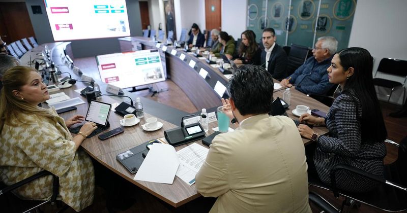 En este momento estás viendo Indira Vizcaíno y Zoé Robledo dan seguimiento a acciones de salud en beneficio de colimenses