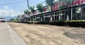 Lee más sobre el artículo Comerciantes de dulces y artesanías temen pérdidas si no concluye a tiempo la ampliación de la autopista Colima–Manzanillo