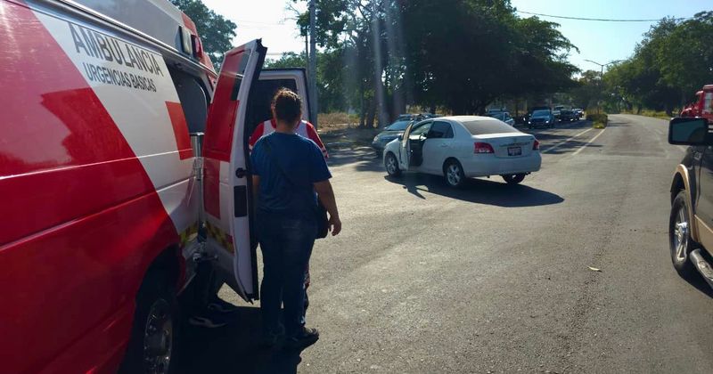 En este momento estás viendo Choque entre tres vehículos deja dos lesionados en los límites de Colima y Villa de Álvarez