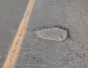 Lee más sobre el artículo Aumenta riesgo para familias de Caleras por desvíos vehiculares; piden mantenimiento urgente a carretera Caleras-Madrid