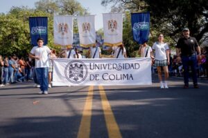 Lee más sobre el artículo UdeC participa con el contingente más numeroso en el desfile por el aniversario de la Revolución Mexicana