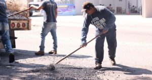Lee más sobre el artículo Refuerza Riult Rivera brigadas de bacheo en avenidas y colonias de Colima