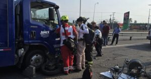 Lee más sobre el artículo Motociclista queda prensado tras choque con camión en Colima capital