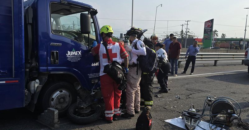 En este momento estás viendo Motociclista queda prensado tras choque con camión en Colima capital
