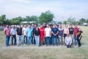 Lee más sobre el artículo Armando Reyna encabeza brigada de limpieza en la cancha de la colonia El Chamizal