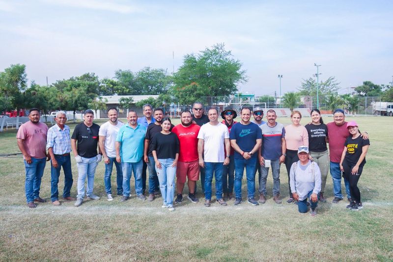 En este momento estás viendo Armando Reyna encabeza brigada de limpieza en la cancha de la colonia El Chamizal
