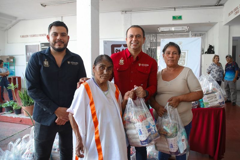 En este momento estás viendo Armando Reyna entrega apoyos alimentarios a familias de Tecomán