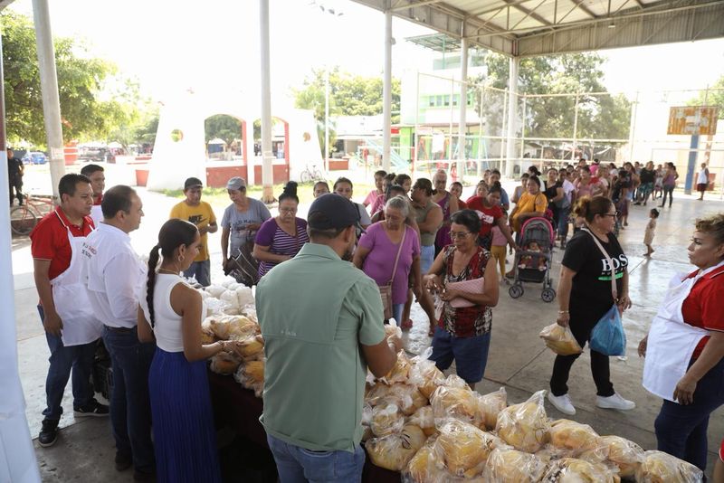 En este momento estás viendo Armando Reyna y DIF Tecomán acercan programa alimentario a bajo costo a Cerro de Ortega