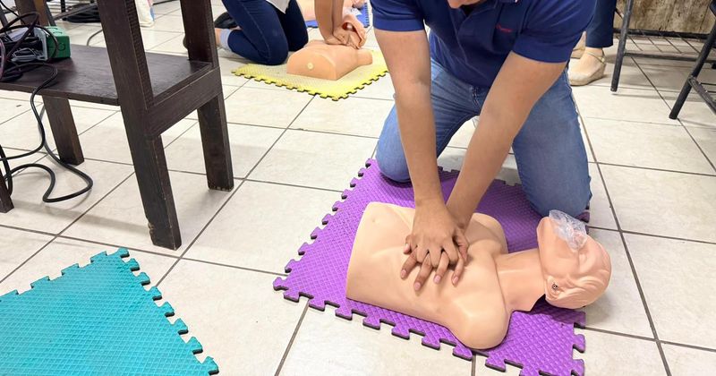 En este momento estás viendo Capacita Protección Civil de Tecomán a docentes y administrativos del Colegio Eliam
