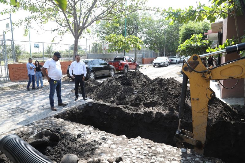 En este momento estás viendo Armando Reyna da inicio a obra de drenaje en la colonia Chamizal de Tecomán