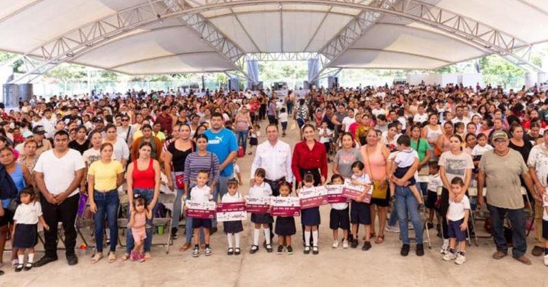 En este momento estás viendo Más de 1,700 estudiantes de Tecomán reciben sus tarjetas de Mi ColiBeca para Empezar, este jueves