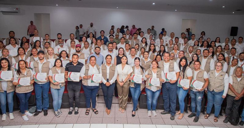En este momento estás viendo Gobernadora entrega reconocimientos a personal que ayudó en emergencias en estados afectados