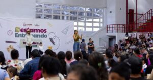 Lee más sobre el artículo Más de 2,900 estudiantes de Colima y Armería reciben tarjetas de Mi ColiBeca para Empezar del Gobierno del Estado