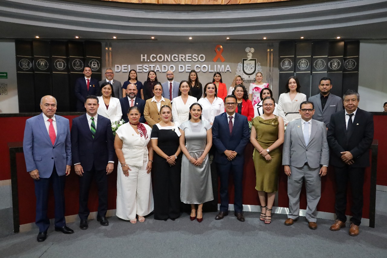 En este momento estás viendo Recibe LXI Legislatura de Colima, el Cuarto Informe de Indira Vizcaíno