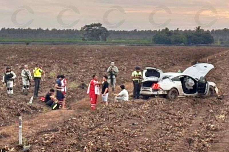 En este momento estás viendo Mustang se accidenta en la carretera Tecomán – Pascuales; no hay heridos graves