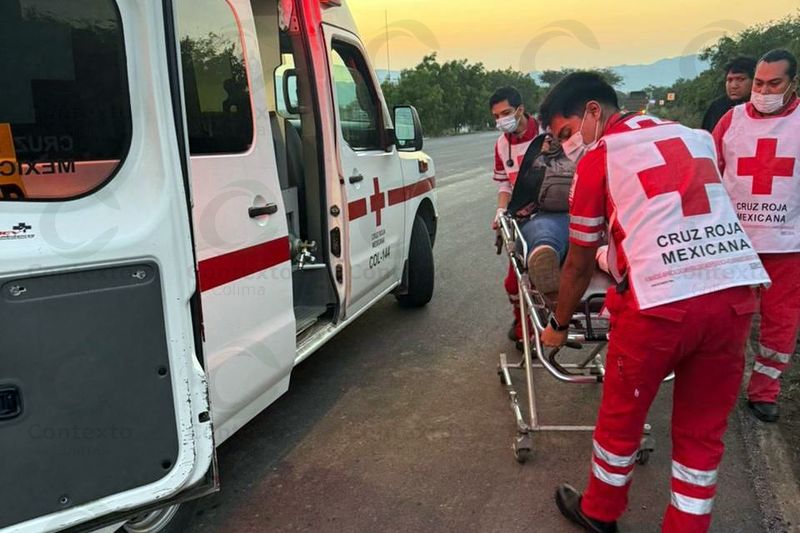 En este momento estás viendo Motocicleta se impacta contra perro y deja 2 heridos en la carretera Tecomán – Cerro de Ortega