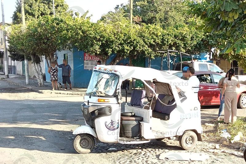 En este momento estás viendo Mototaxi choca con vehículo particular en Tecomán; un lesionado
