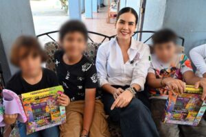 Lee más sobre el artículo Rosi Bayardo celebra Navidad en casas hogar de Manzanillo y refrenda su compromiso con la niñez