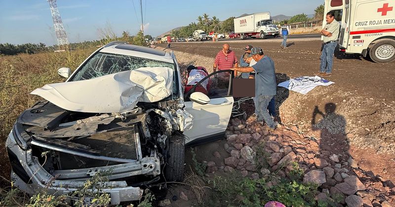 En este momento estás viendo Choque entre dos autos en Tecomán deja una mujer lesionada