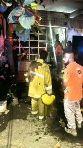 Lee más sobre el artículo Incendio consume estética en la colonia Lázaro Cárdenas en Armería