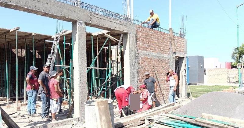 En este momento estás viendo Albañil resulta lesionado tras caer de una altura de cuatro metros en Tecomán