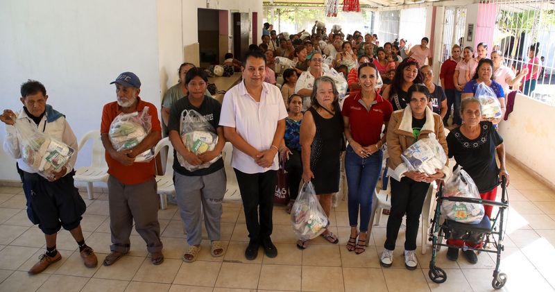 En este momento estás viendo Mili Cuevas, presidenta del DIF Tecomán realiza entrega masiva de apoyos alimentarios
