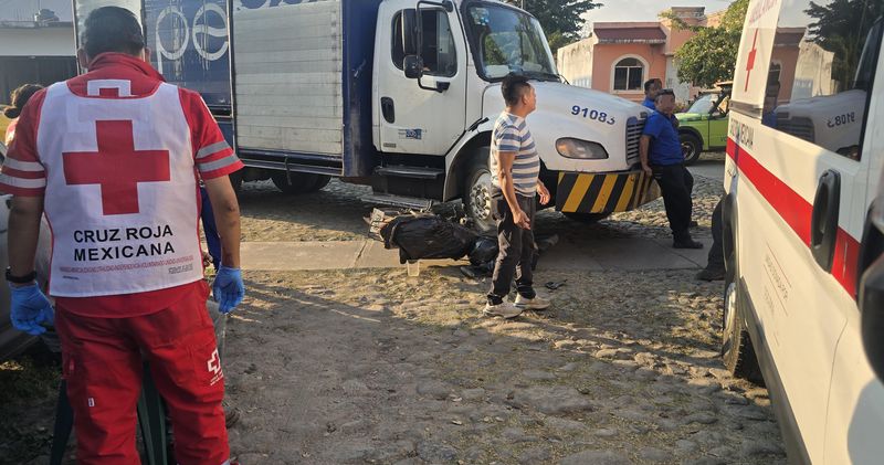 En este momento estás viendo Paramédicos de Cruz Roja Colima atienden accidente vial en Villa de Álvarez