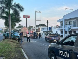 Lee más sobre el artículo Choque entre autobús y camioneta deja un lesionado en Manzanillo