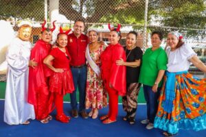 Lee más sobre el artículo Armando Reyna acompaña a personas adultas mayores en posada del DIF Tecomán