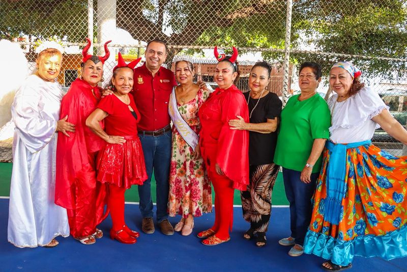 En este momento estás viendo Armando Reyna acompaña a personas adultas mayores en posada del DIF Tecomán