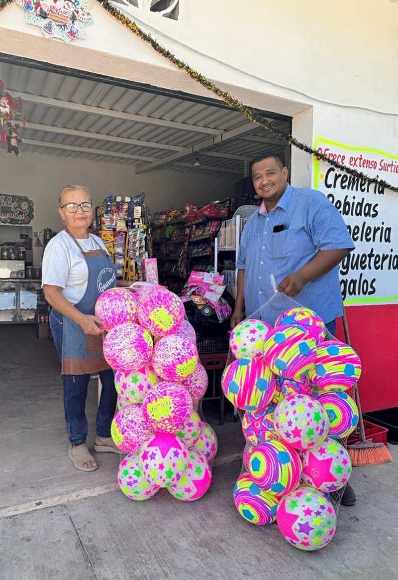 En este momento estás viendo Regidor Jorge González participa en posada navideña en El Saucito