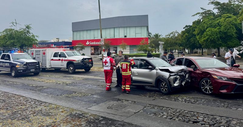 En este momento estás viendo Choque entre dos vehículos en la avenida Constitución deja a dos personas con lesiones menores