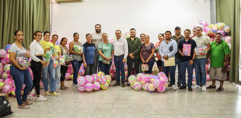 En este momento estás viendo Armando Reyna encabeza entrega de apoyos para festejos navideños en escuelas y comunidades