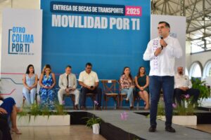 Lee más sobre el artículo Alcalde Riult Rivera entrega 500 becas de transporte a estudiantes