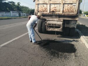 Lee más sobre el artículo Tecomán refuerza mantenimiento vial con jornadas permanentes de bacheo