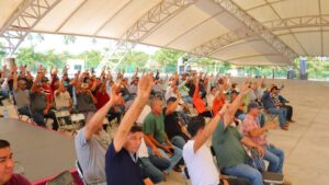 Lee más sobre el artículo Productores nombran comité provisional y desconocen a Gustavo Arceo en masiva asamblea platanera