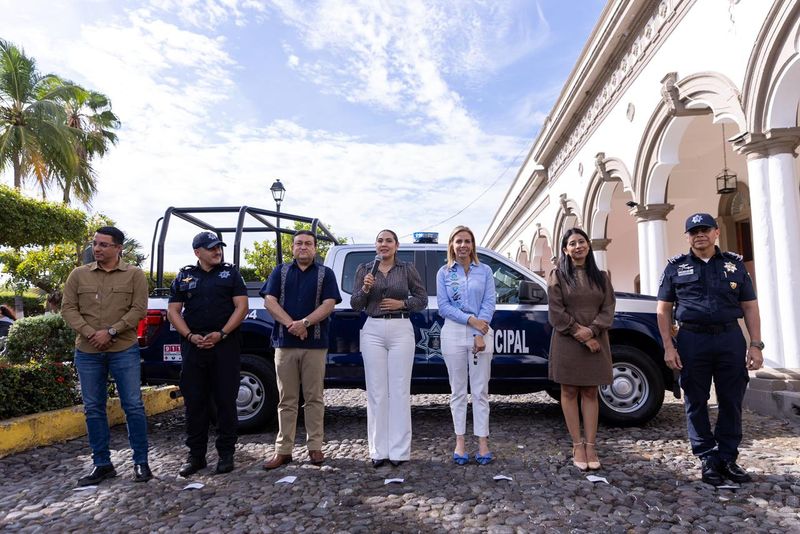 En este momento estás viendo Indira Vizcaíno entrega nueva patrulla y equipo a la Policía Municipal de Comala