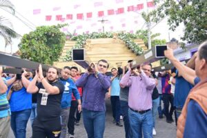 Lee más sobre el artículo Riult Rivera acompaña la tradicional entrada del Señor de la Expiración en Lo de Villa